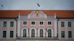 Toompea lossi fassaad Tallinnas, kus asub Eesti Vabariigi Riigikogu hoone ja töökoht.