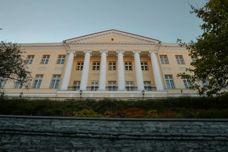 Rahvusraamatukogu Tõnismäel: arhitektuur avaliku ruumi kujundajana