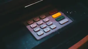 Saaja nimi ei klapi euroülekandel: mida enne maksmist kontrollida