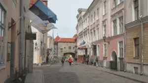 Eesti lipp lehvimas ajaloolisel Pikal tänaval Tallinna vanalinnas Suure Rannavärava vahetus läheduses.