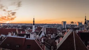 Panoraamvaade Tallinna vanalinnale ja kirikutornidele päikeseloojangu ajal enne õhtust jalutuskäiku.